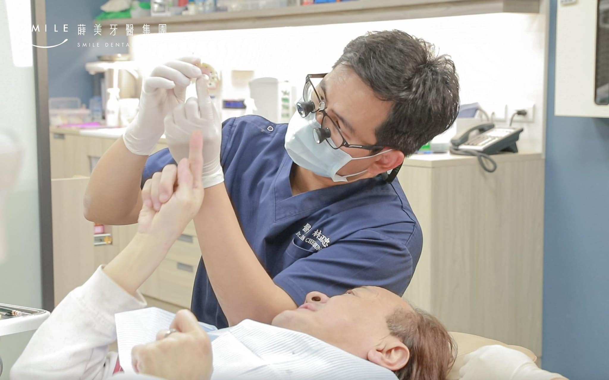 All-on-4療程中，醫師會與患者解說假牙使用方式