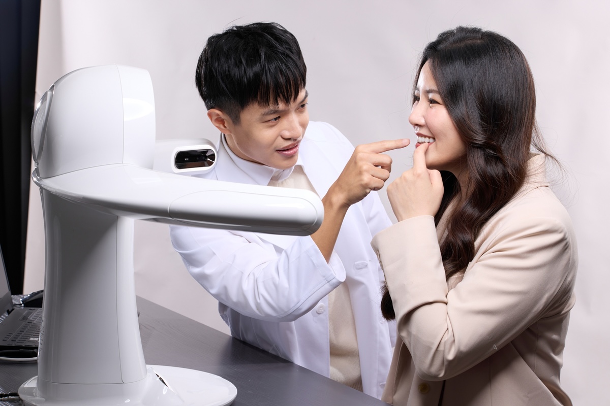 薛聖儒醫師-諮詢情境臉掃機1200